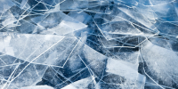 В Петербурге на голову подростку упала глыба льда