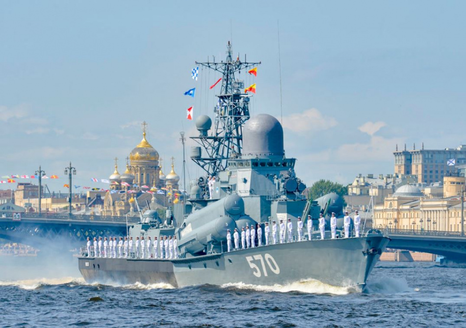Главный военно-морской парад пройдет в Петербурге в День ВМФ 