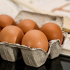Петербуржцы массово жалуются на грязные куриные яйца в магазинах перед Пасхой