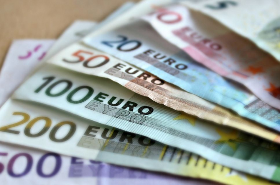 Курс евро поднялся выше 99 рублей 