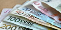 Курс евро поднялся выше 99 рублей 