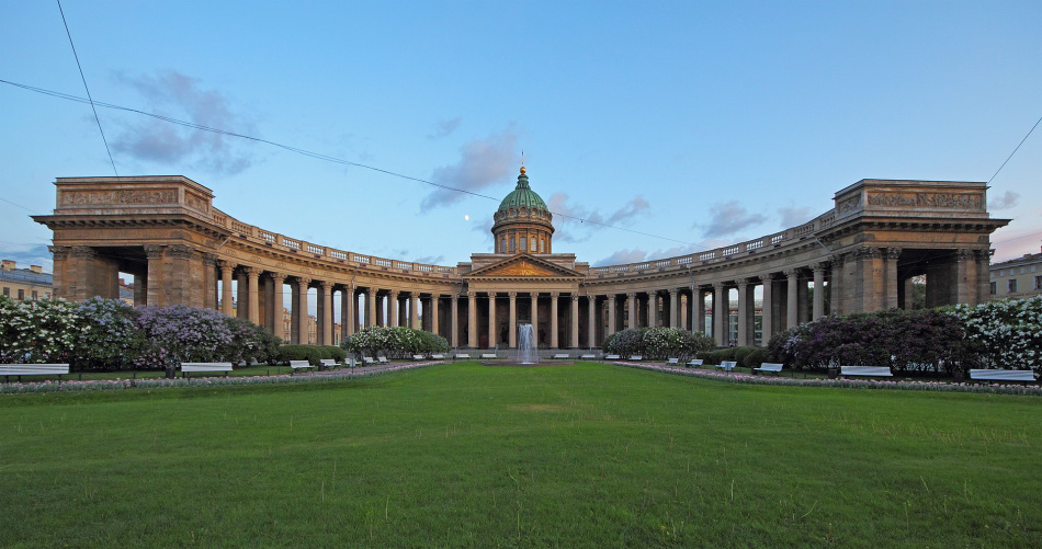 Провода для платных туалетов заметили на Казанском соборе
