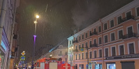 В Петроградском районе загорелась кровля жилого здания 