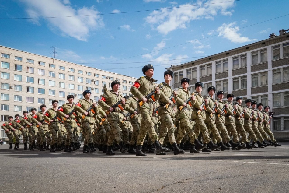 Курсанты петербургского института Росгвардии начали репетиции парада Победы, который пройдет на Дворцовой площади