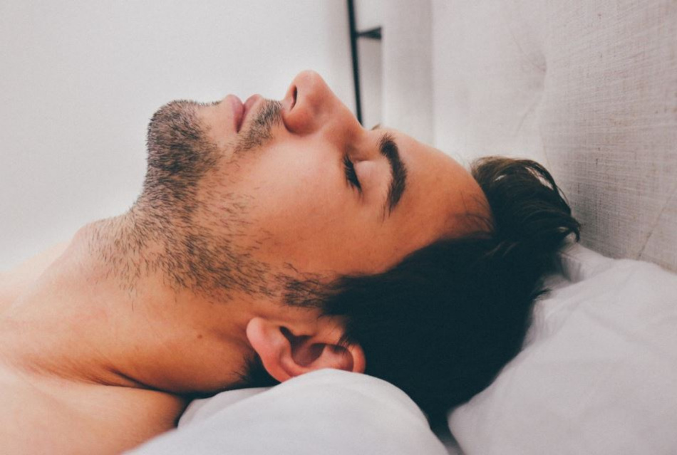 Нельзя засыпать перед телевизором: реабилитолог назвал вредные позы для сна 