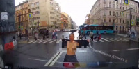 Петербурженка напугала водителя BMW голой грудью