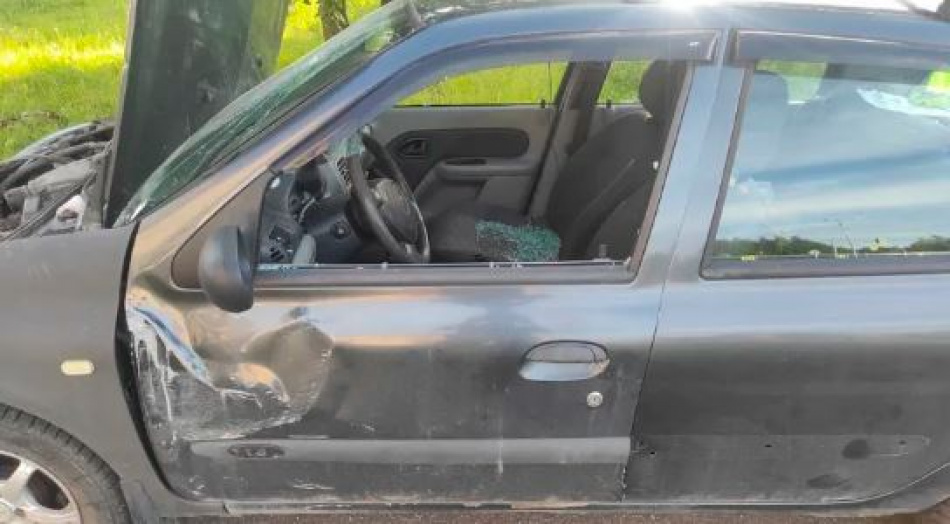 Бандит-рецидивист с топором изрубил машину на шоссе в Выборге