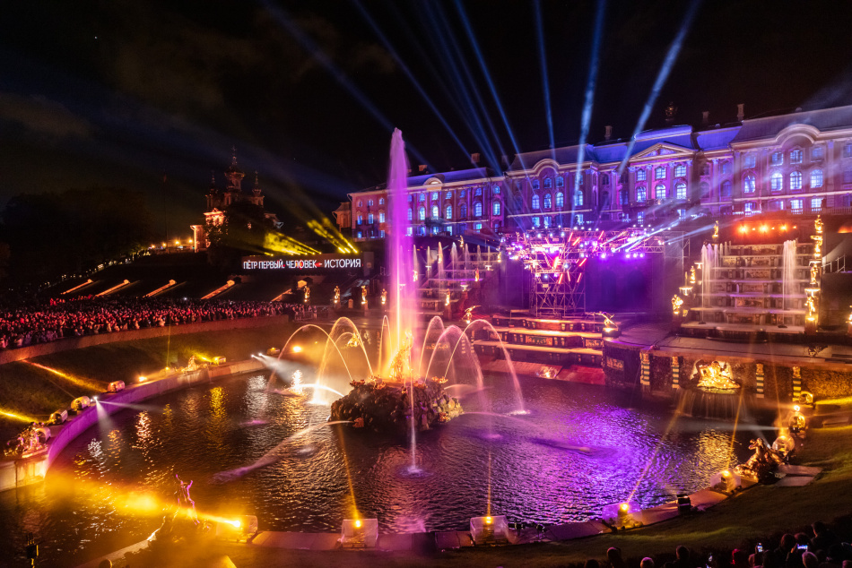 праздник фонтанов в Петергофе
