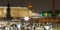 В Петербурге продолжают убирать главные новогодние убранства