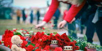 Петербуржцы с утра несут цветы в память о жертвах теракта в «Крокус Сити Холле»