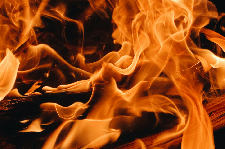 При пожаре на Среднеохтинском проспекте пострадала женщина 