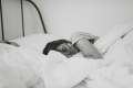 Психолог дала советы, как избавиться от привычки сидеть смартфоном перед сном 