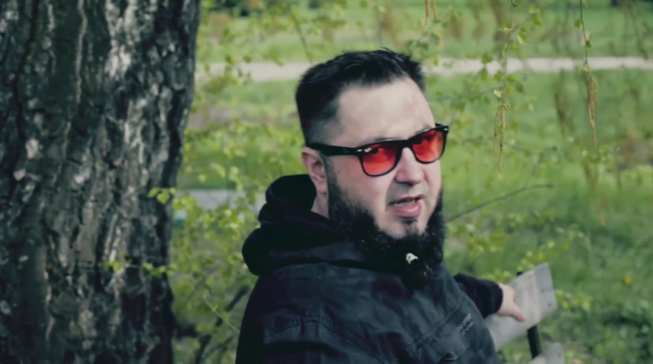 Рэпер Апачев расписал здания в Судже матерными граффити