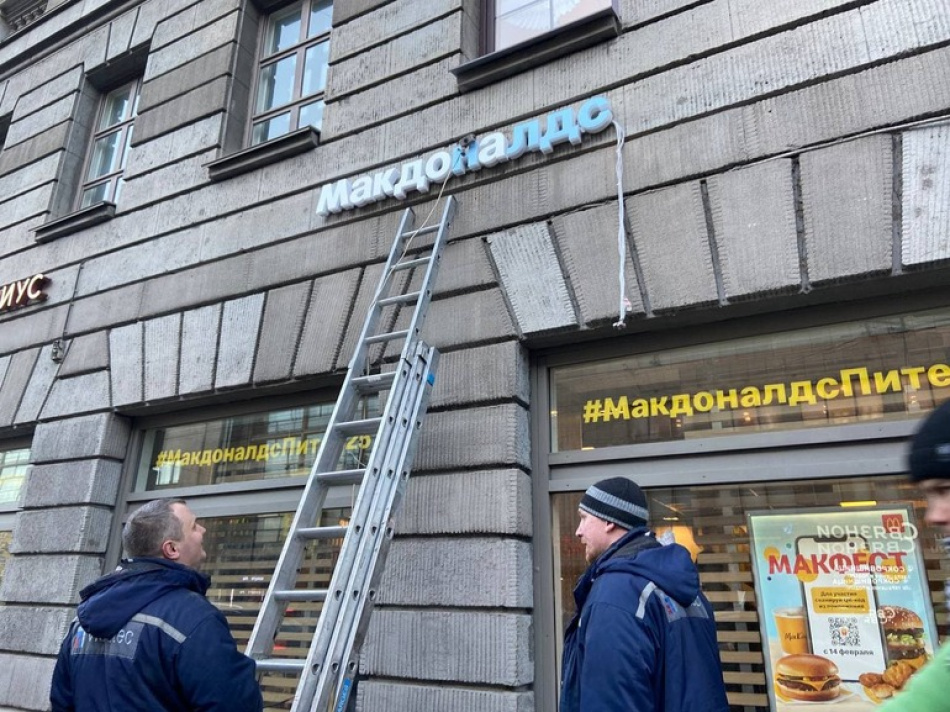 Жители Центрального района обсуждают законность вывесок маркетплейсов во дворах домов