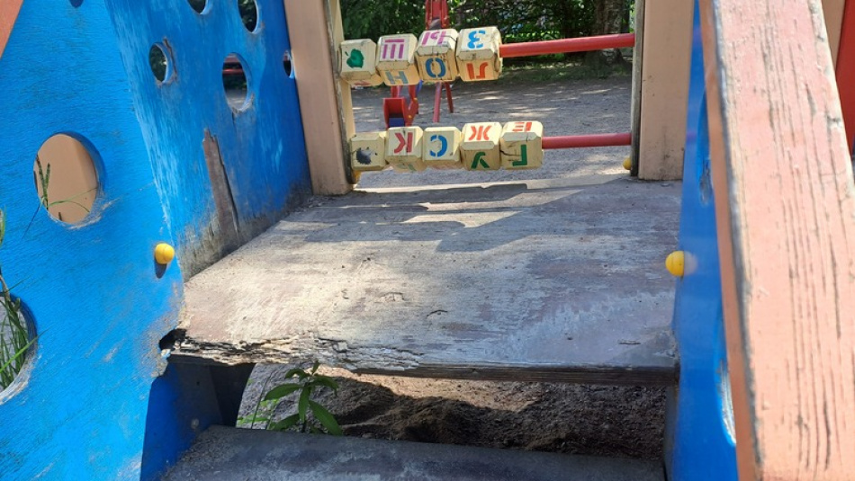 Петербуржцы бьют тревогу из-за плачевного состояния детских площадок