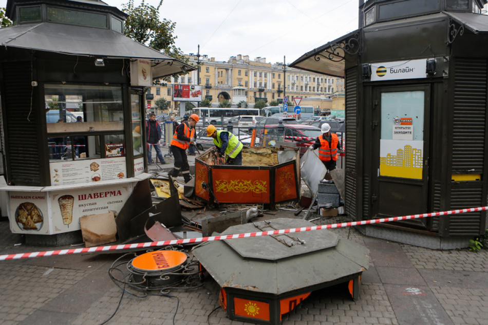 В Петербурге демонтировали два незаконных торговых объекта