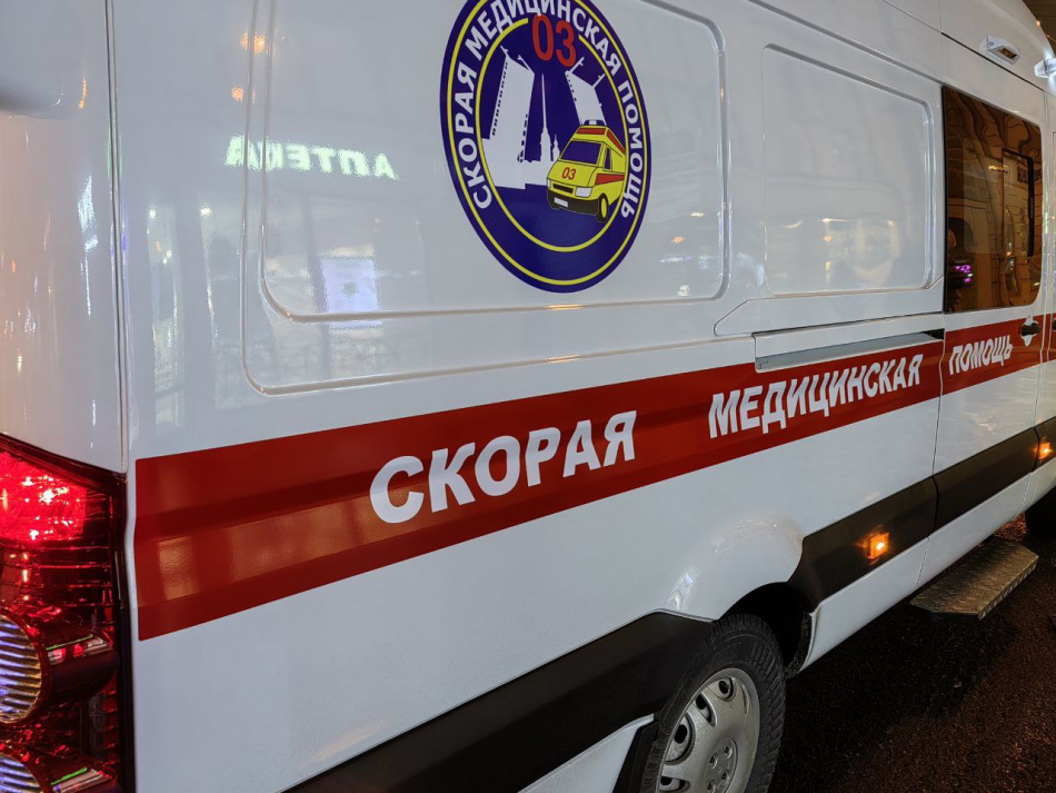В Петергофе из окна второго этажа выпала трехлетняя девочка 