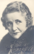  (Eva Moore)
