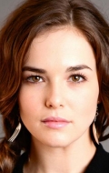  (Zoey Deutch)