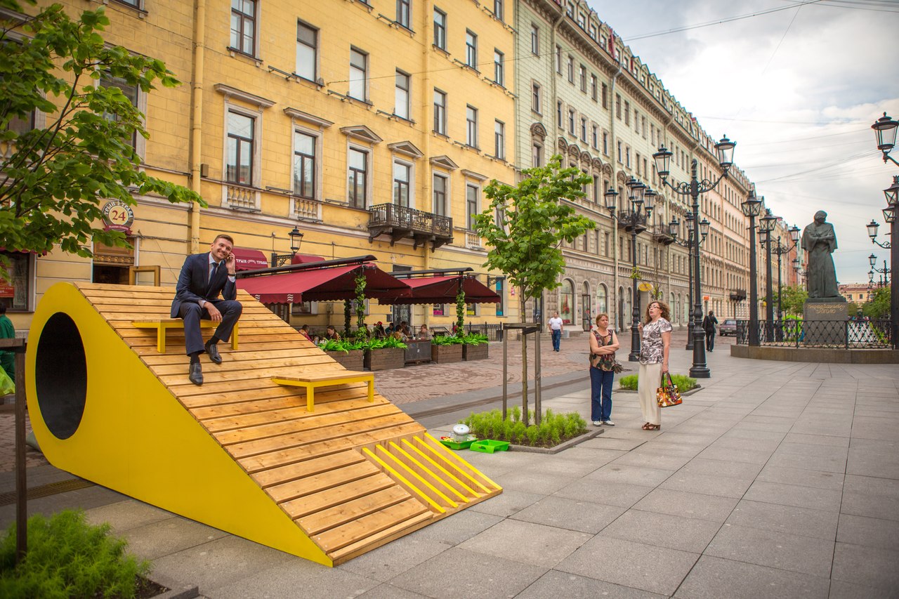 Пространство петербурга. Санкт-Петербург, малая Конюшенная ул., 10. Арт объекты Санкт-Петербурга. На малой Конюшенной арт объект. Пешеходная зона на малой Конюшенной.