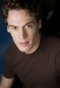  (Erich Bergen)