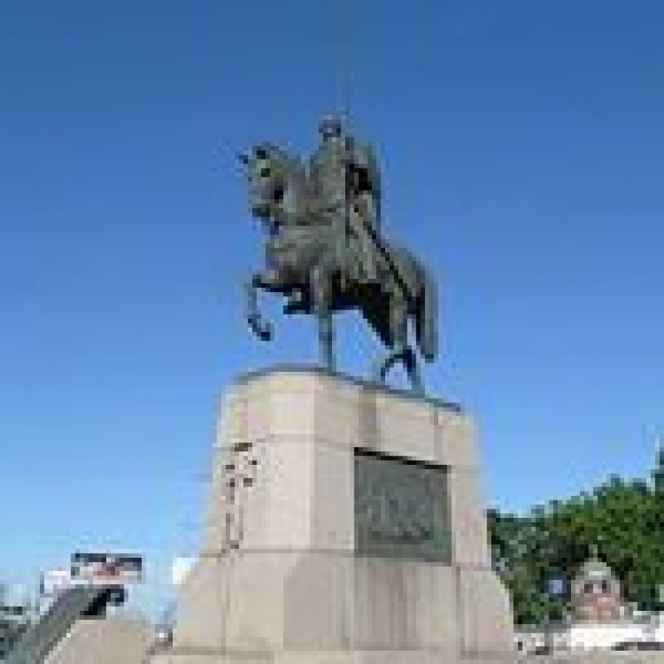 Памятник Александру Невскому помыли детским мылом