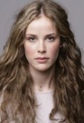  (Carla Juri)