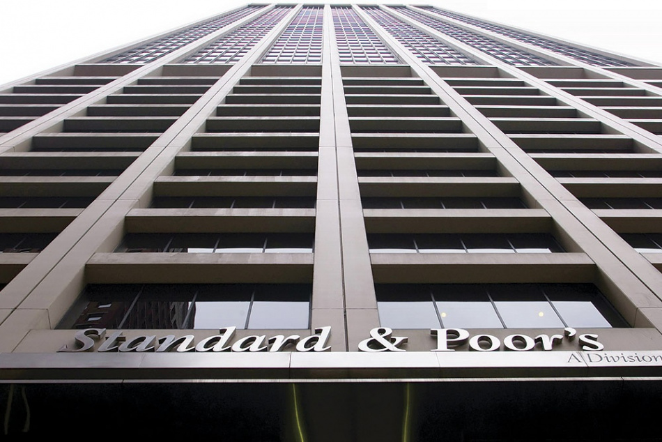 Standard & Poor's снизило рейтинг России до "мусорного"