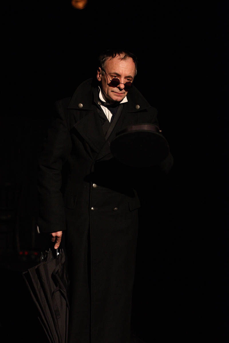 валерий гаркалин театр кукол. человек в футляре театр. театр чехова таганрог. человек в футляре спектакль. спектакль "футляр".