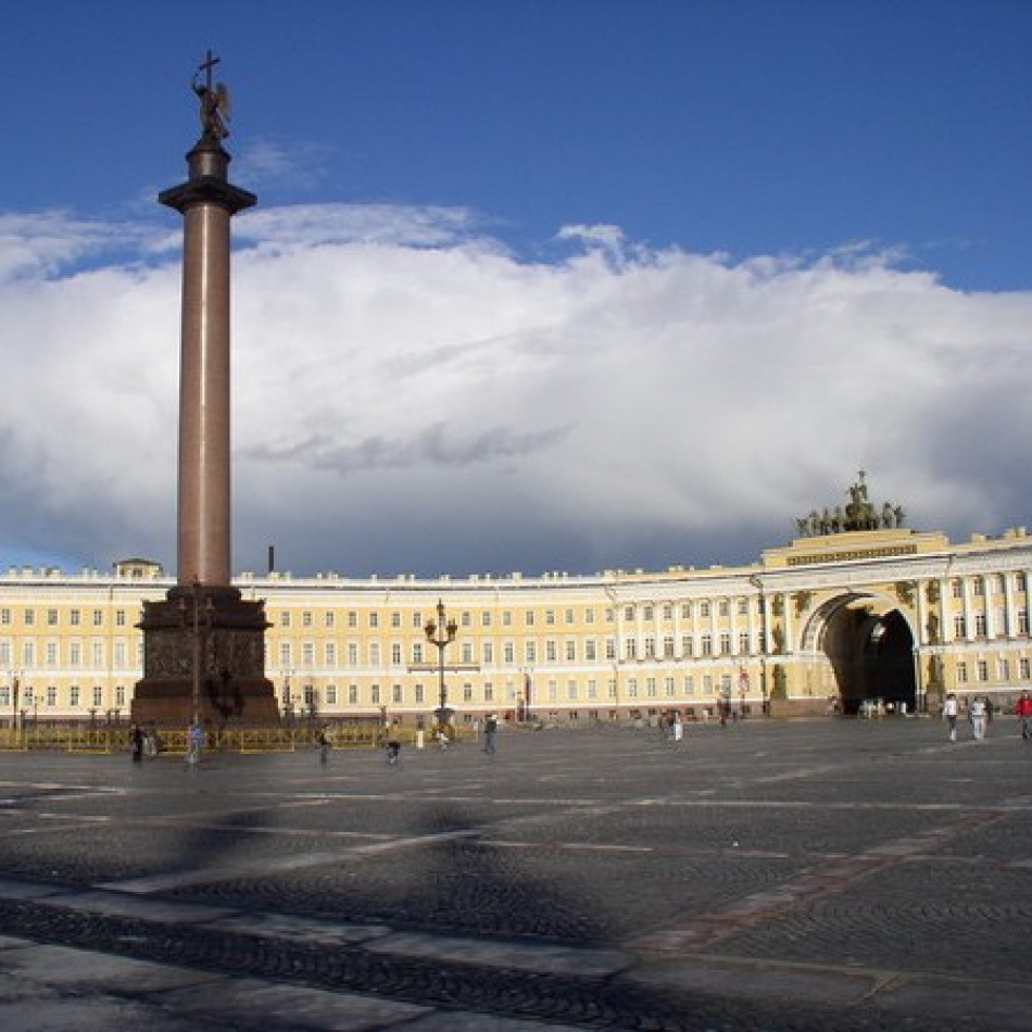 Петербург вновь предлагают переименовать в Ленинград