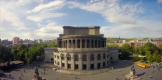 Фото Шесть музыкантов на фоне города