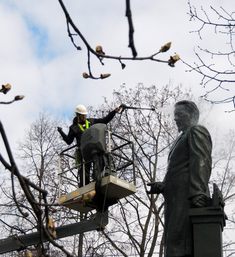 В Петербурге началась весенняя мойка памятников