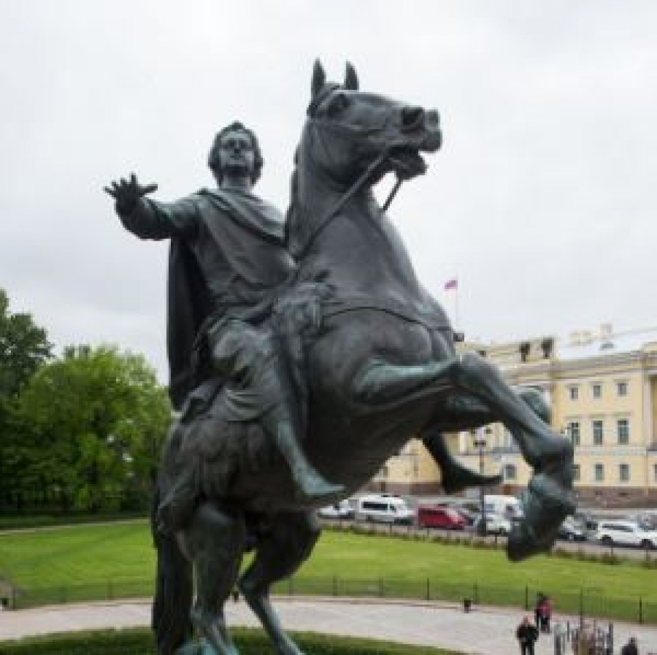 В городе ищут желающих помыть Медного всадника