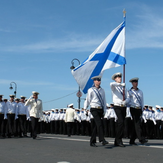 Под андреевским флагом. Андреевский флаг военно морского флота. Андреевский флаг Севастополь. Андреевский флаг день ВМФ. Знамя ВМФ России.