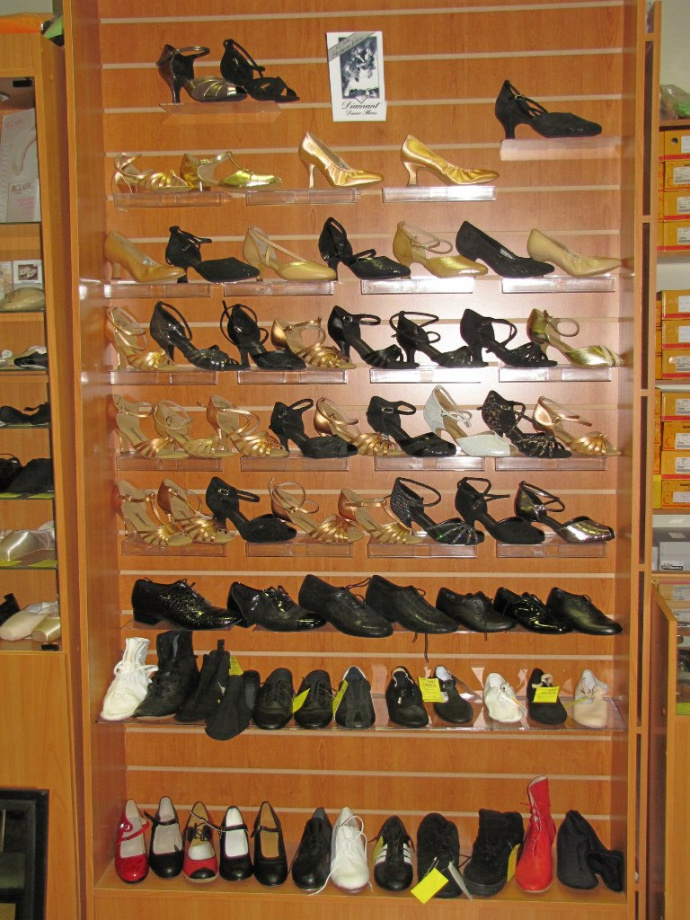 Магазин для танцев спб. Магазин танцевальной обуви. Обувь бальная в магазине. Магазин танцевальной обуви в Екатеринбурге. Танцевальный магазин СПБ.