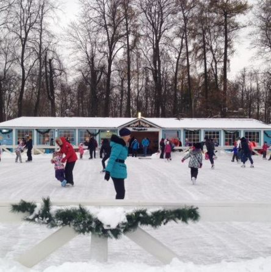В Царском Селе заработал каток под открытым небом