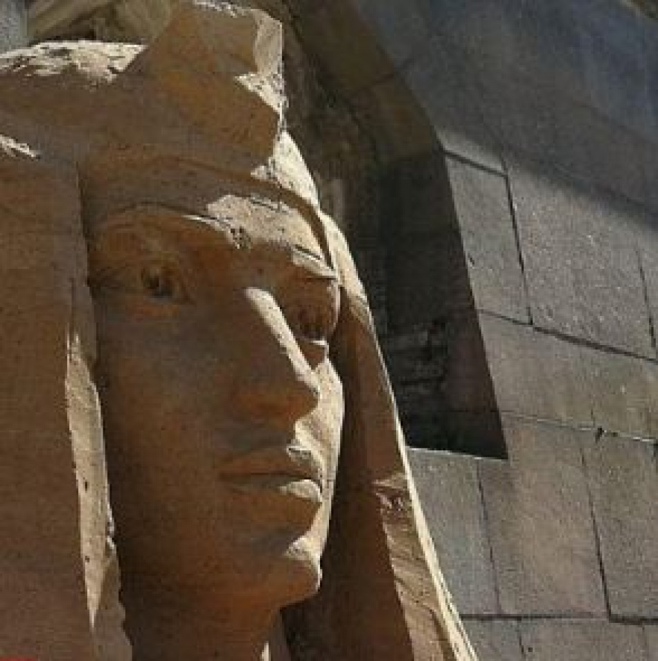 Фото: голова Ольги Бузовой у стен Петропавловской крепости