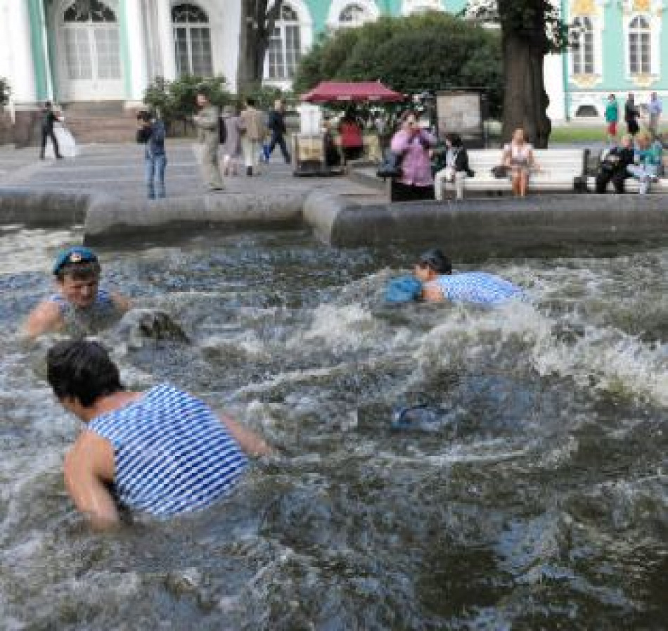 Петербуржцев попросили не купаться в фонтанах