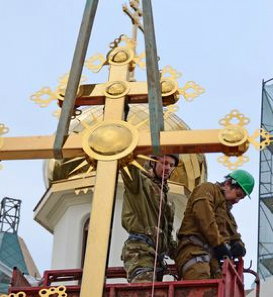 Студент залез на крест и пытался его сжечь
