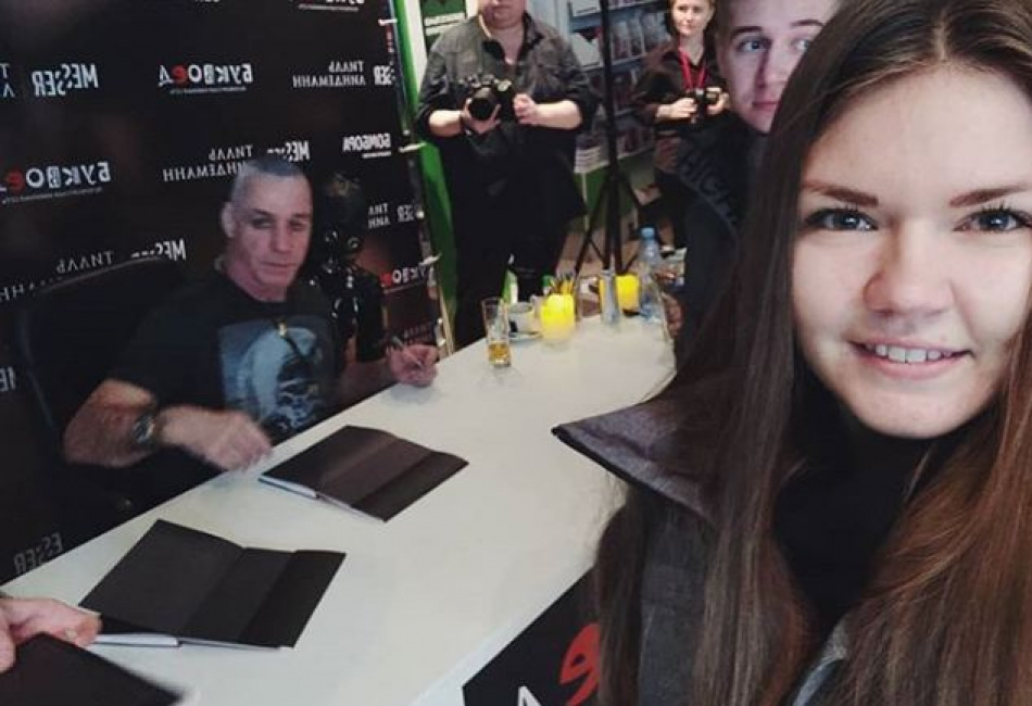 Огромные очереди и девушка в латексе на поводке: как прошла встреча с лидером Rammstein