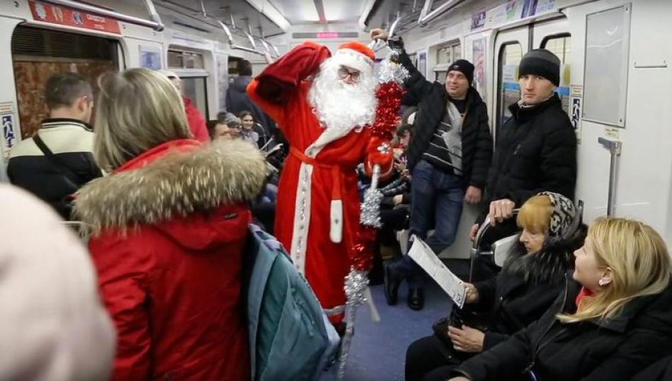 В метро Петербурга прокатился Дед Мороз