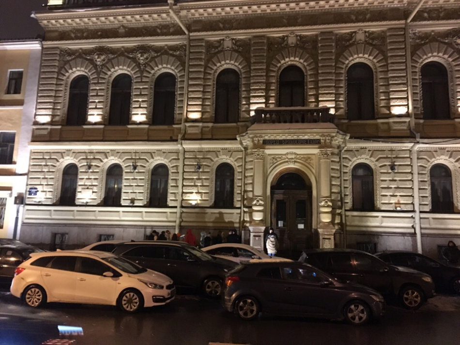 "Зависшие" госуслуги спровоцировали массовые очереди в ЗАГСы Петербурга