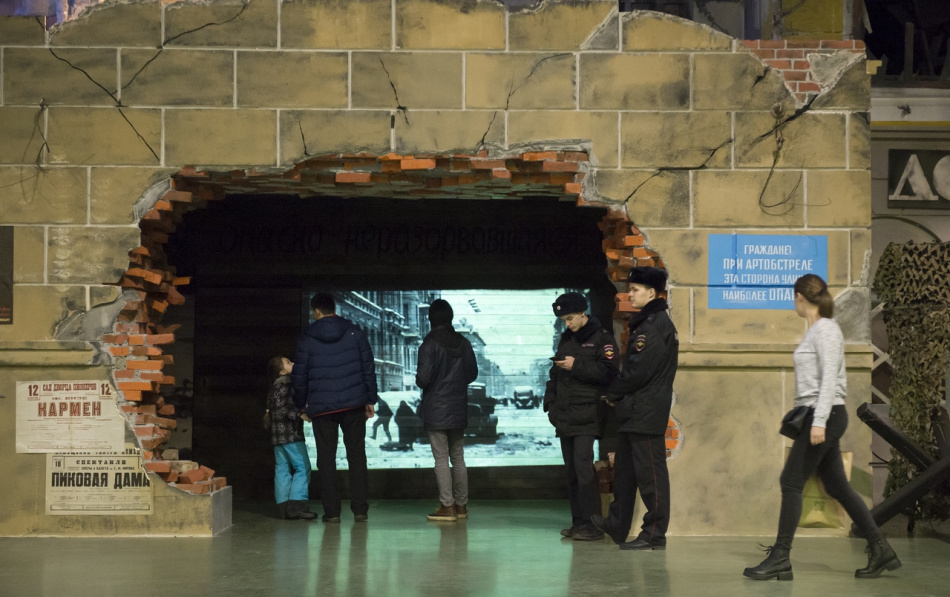 В Петербурге появилась блокадная улица с домами и военной техникой тех времён