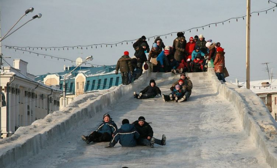 Платную ледовую горку у ТРЦ "Рио" демонтируют
