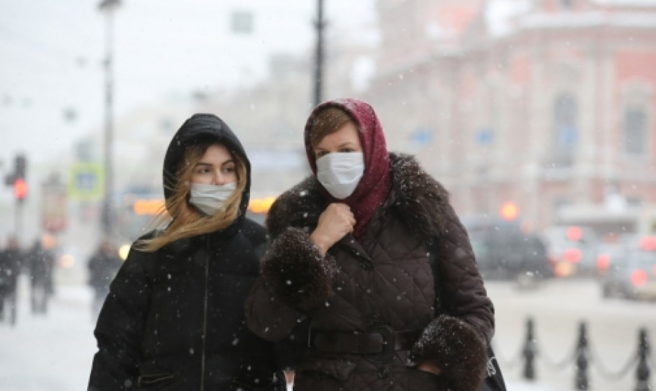 Петербуржцам перед спектаклями выдают медицинские маски