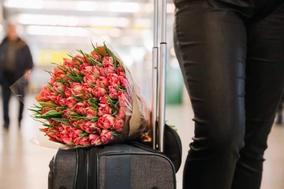 Петербурженкам 8 марта будут дарить цветы в аэропорту и в метро