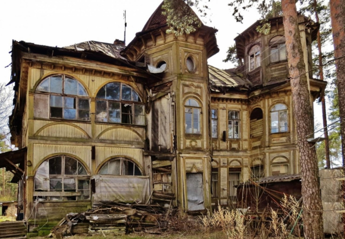 В Сестрорецке обрушился фасад дачи Кочкина