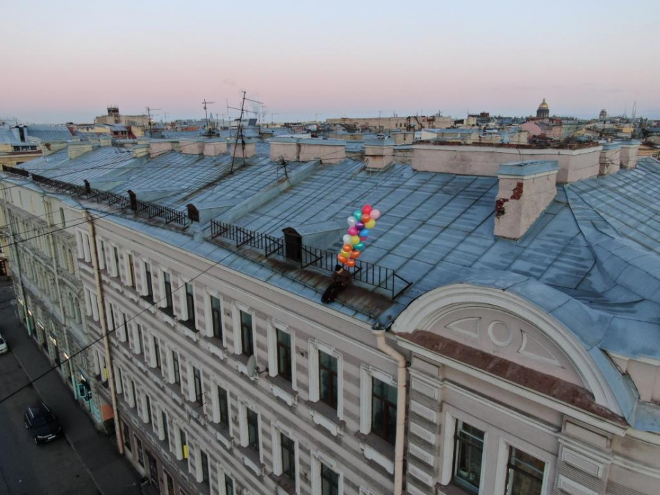 На крышах Петербурга появились инсталляции с героями сказки "Три толстяка"