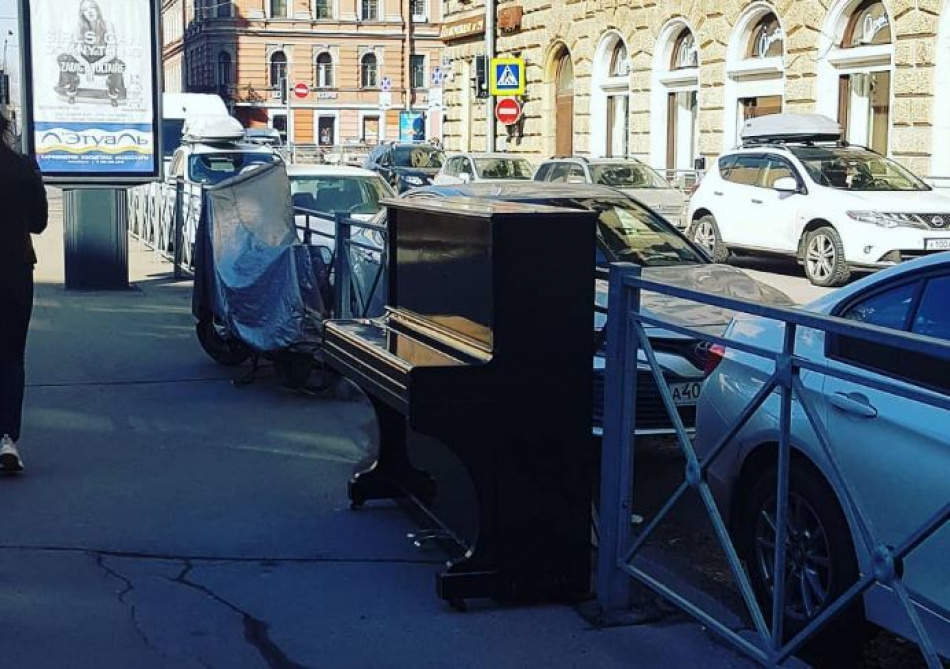 В Петербурге установили уличное пианино для всех желающих