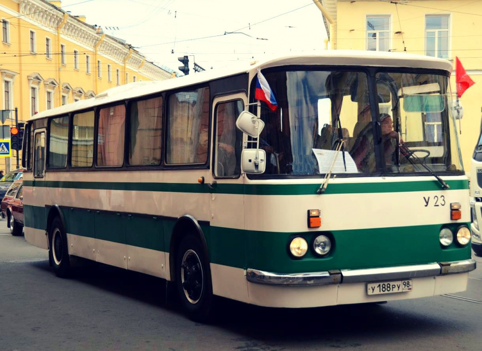 Ретро-автобус увезет из Петербурга в Ленинград